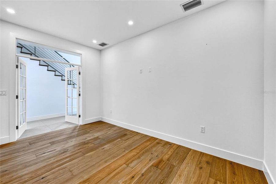 Spacious, unfurnished interior of a new home in , Sarasota (Image 47).