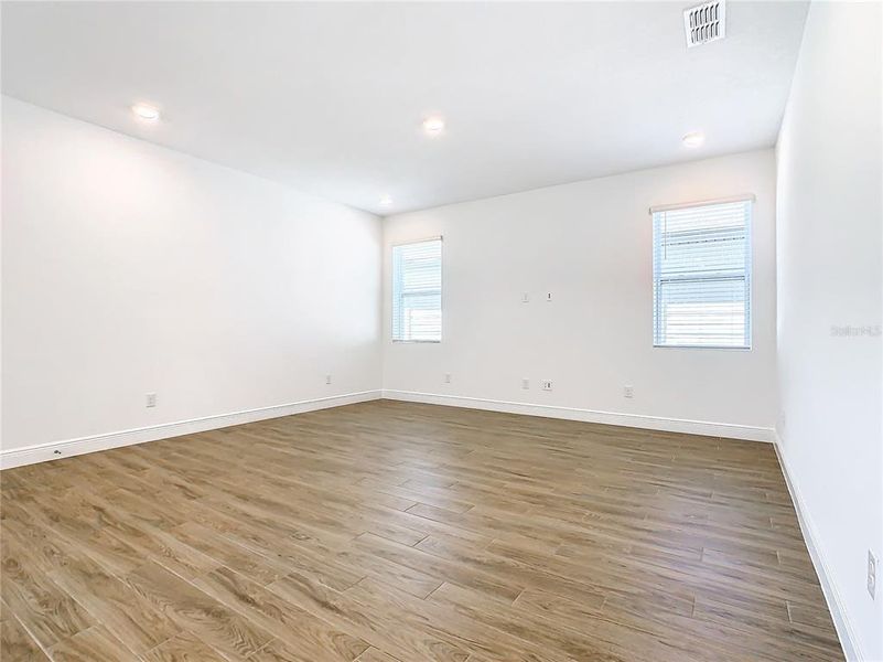 Spacious, unfurnished interior of a new home in , Winter Garden (Image 20).