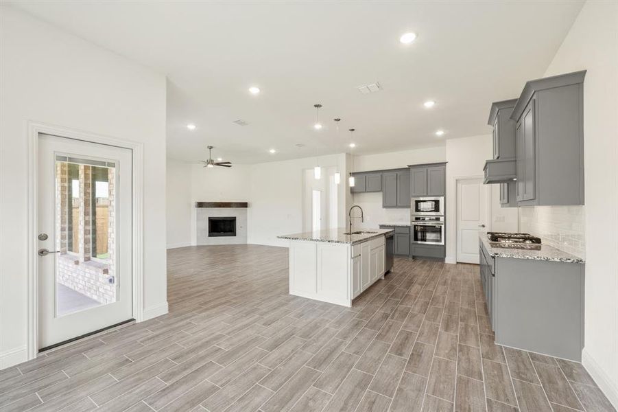 Furnished interior view inside a new home in Somerset, Venus (Image 18).