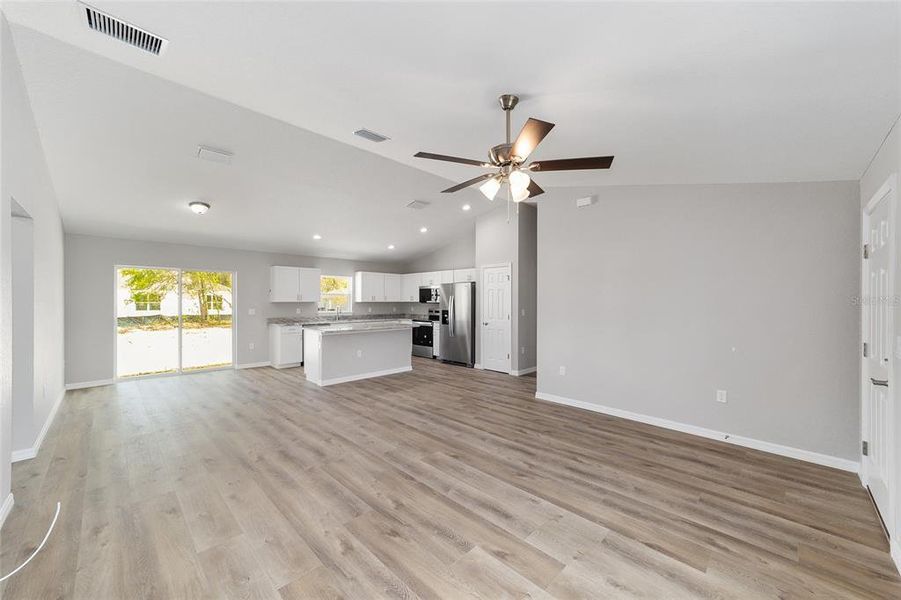 Spacious, unfurnished interior of a new home in , Citrus Springs (Image 19).