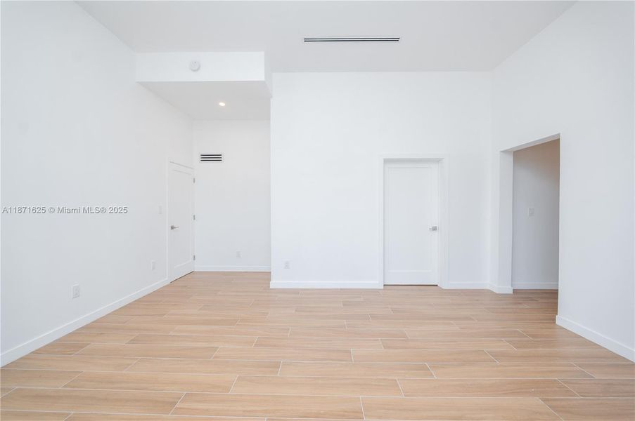 Spacious, unfurnished interior of a new home in , Fort Lauderdale (Image 33).