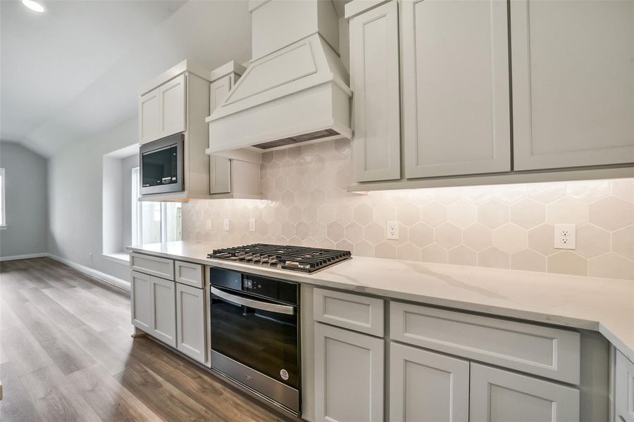 Furnished interior view inside a new home in Sienna 40', Missouri City (Image 16).