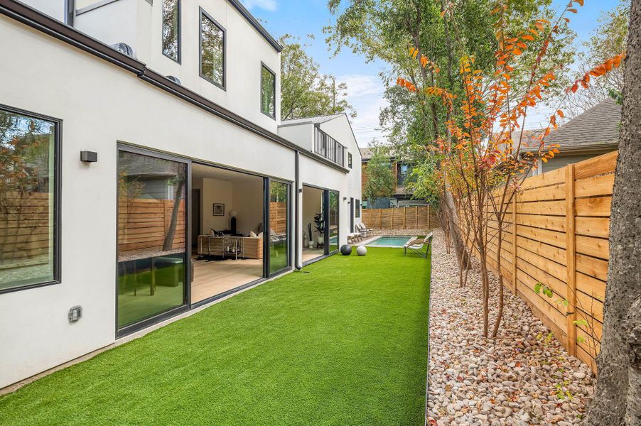 Tulum style backyard with modern and clean design while providing the cozy vibe.