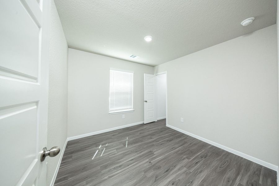 Spacious, unfurnished interior of a new home in Mackenzie Creek, Conroe (Image 15).