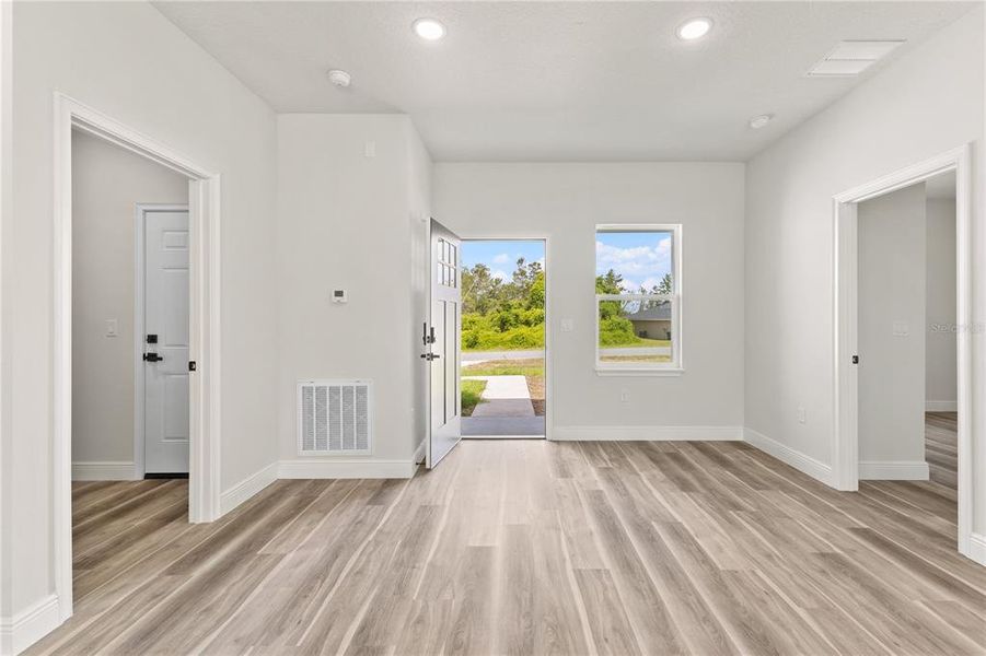 Spacious, unfurnished interior of a new home in , Ocala (Image 9).