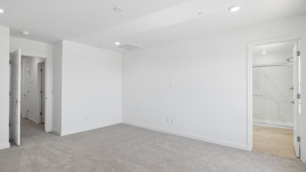 Spacious, unfurnished interior of a new home in The Buttes at Mystic, Peoria (Image 31).