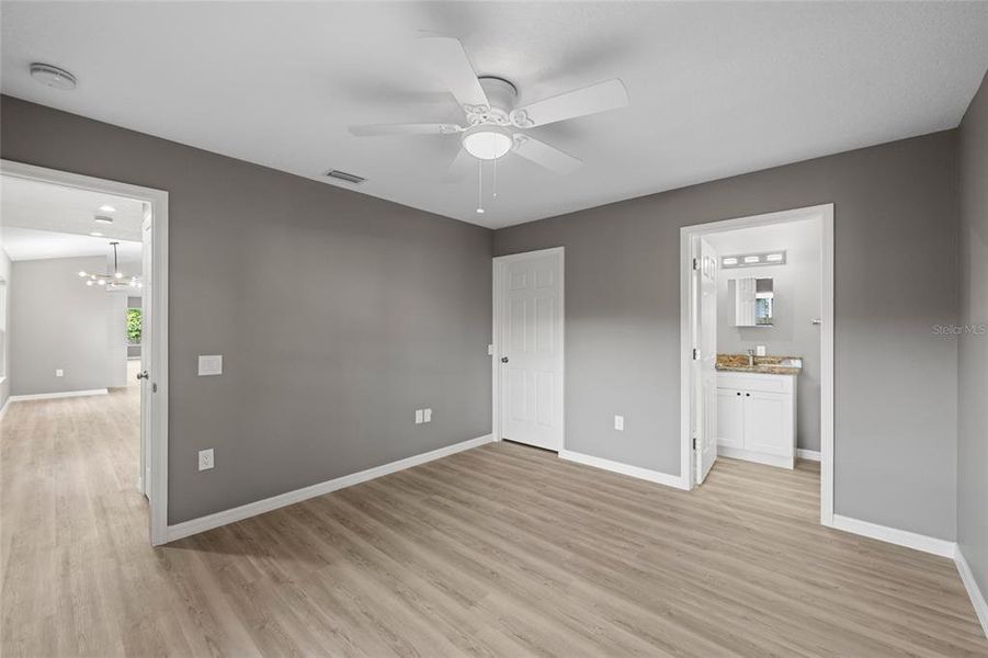 Spacious, unfurnished interior of a new home in , Sarasota (Image 26).