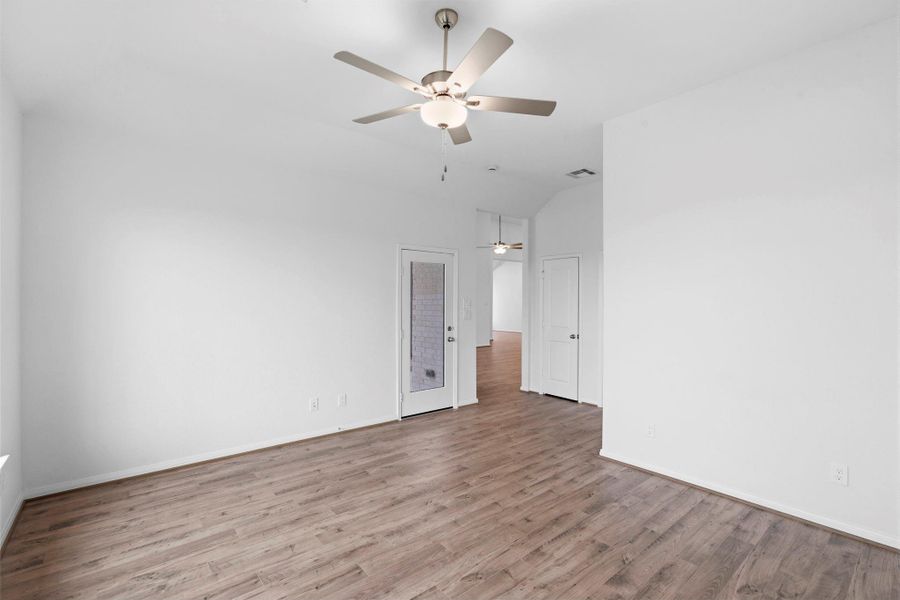 Spacious, unfurnished interior of a new home in , Texas City (Image 21).