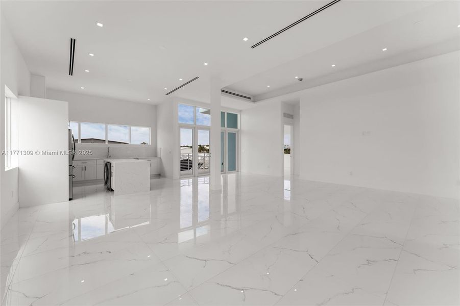 Spacious, unfurnished interior of a new home in , Key Largo (Image 40).