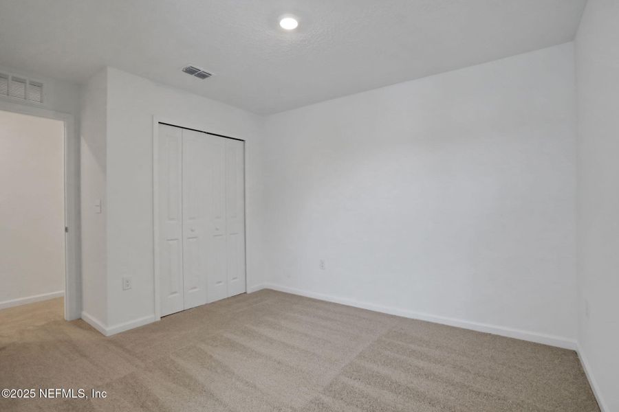 Spacious, unfurnished interior of a new home in , Middleburg (Image 26).