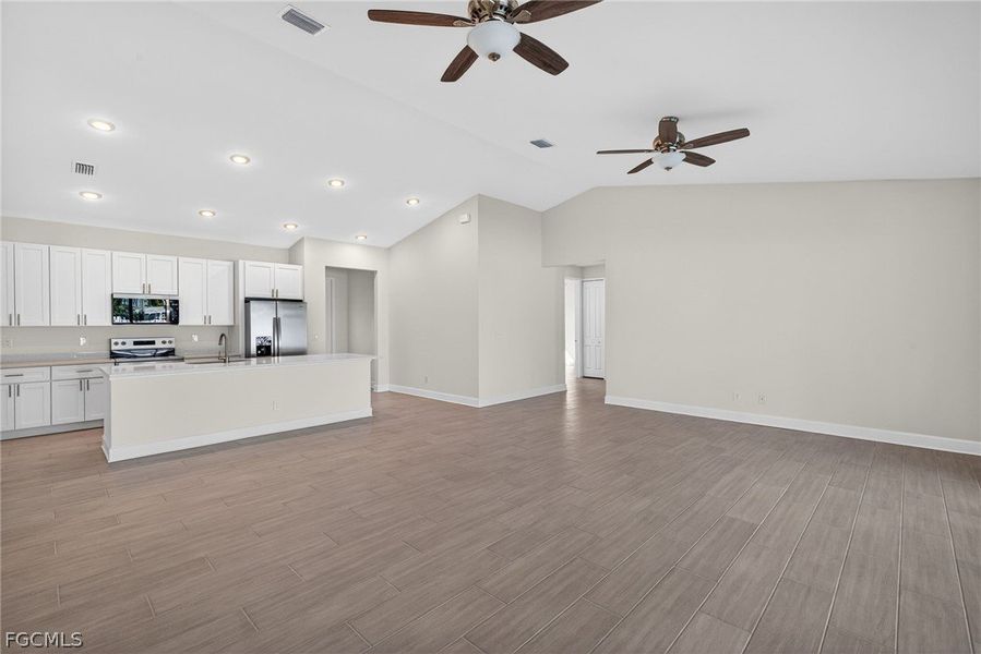 Spacious, unfurnished interior of a new home in Cape Coral, Cape Coral (Image 18).