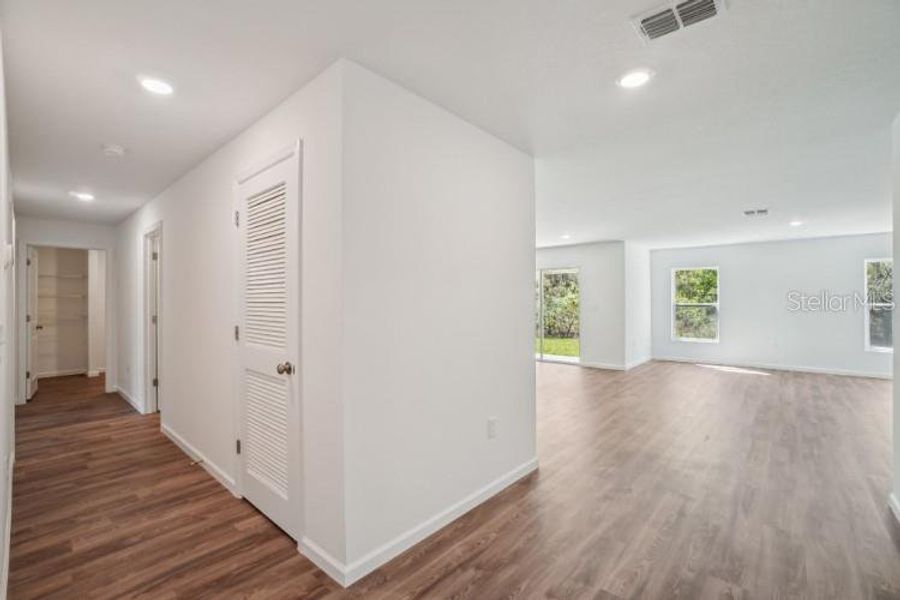 Spacious, unfurnished interior of a new home in Royal Highlands, Weeki Wachee (Image 10).