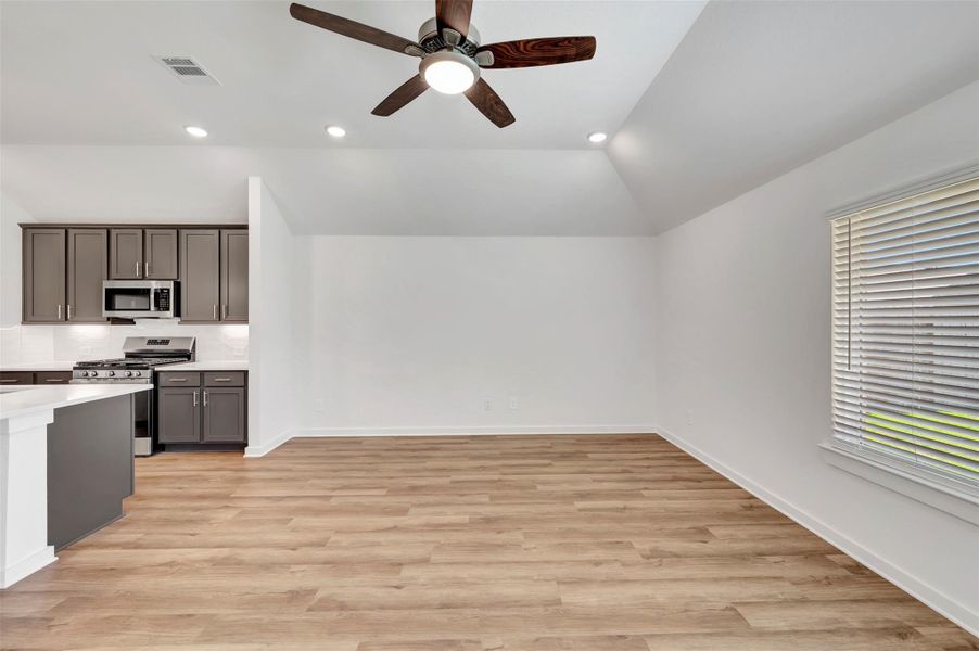 Spacious, unfurnished interior of a new home in Sorella, Tomball (Image 21).