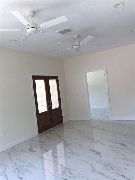 Spacious, unfurnished interior of a new home in , Tampa (Image 4).