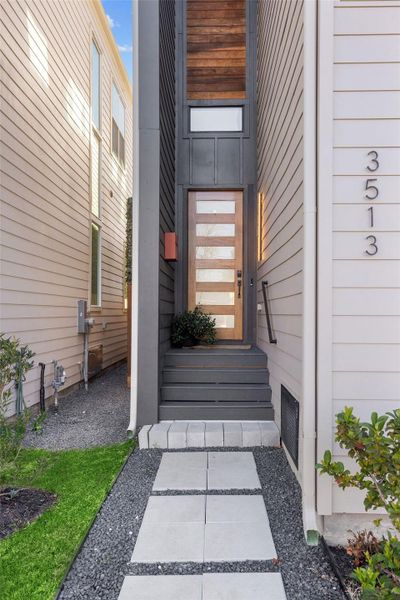 Carefully selected materials to create a dramatic entry. Carefully selected materials to create a dramatic entry.