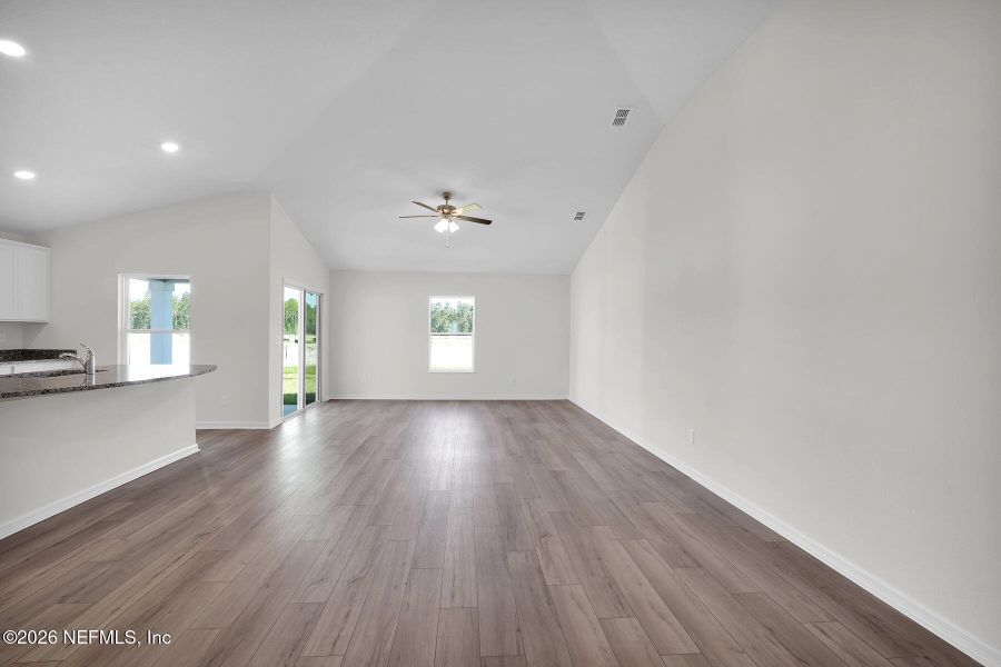 Spacious, unfurnished interior of a new home in , Jacksonville (Image 18).
