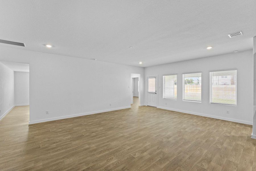 Spacious, unfurnished interior of a new home in Sonoma Oaks, Fredericksburg (Image 38).