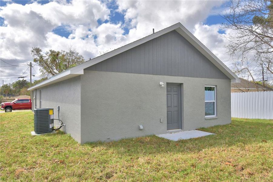Exterior details and patio area of a home in , Bartow (Image 29).