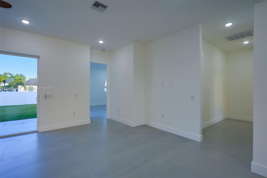 Spacious, unfurnished interior of a new home in , Cape Coral (Image 34).