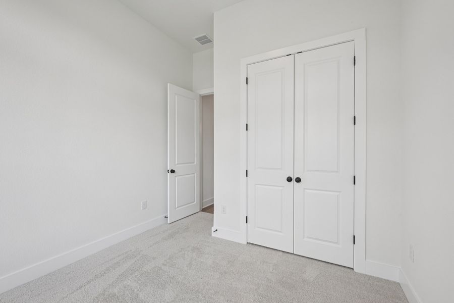 Spacious, unfurnished interior of a new home in Persimmon, Buda (Image 16).