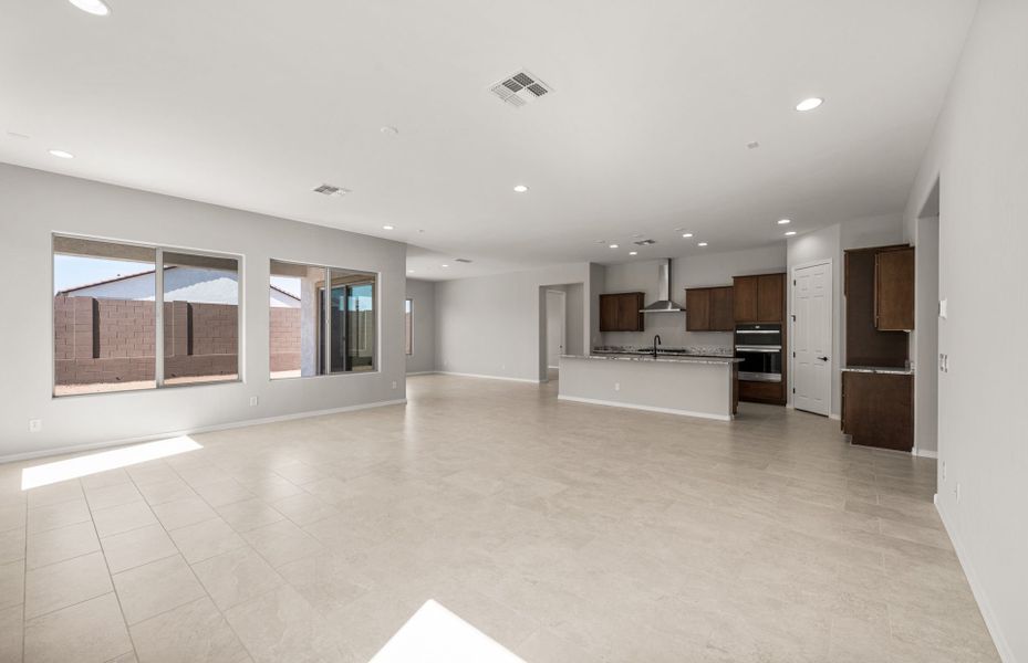 Spacious, unfurnished interior of a new home in Artisan at Asante, Surprise (Image 26).