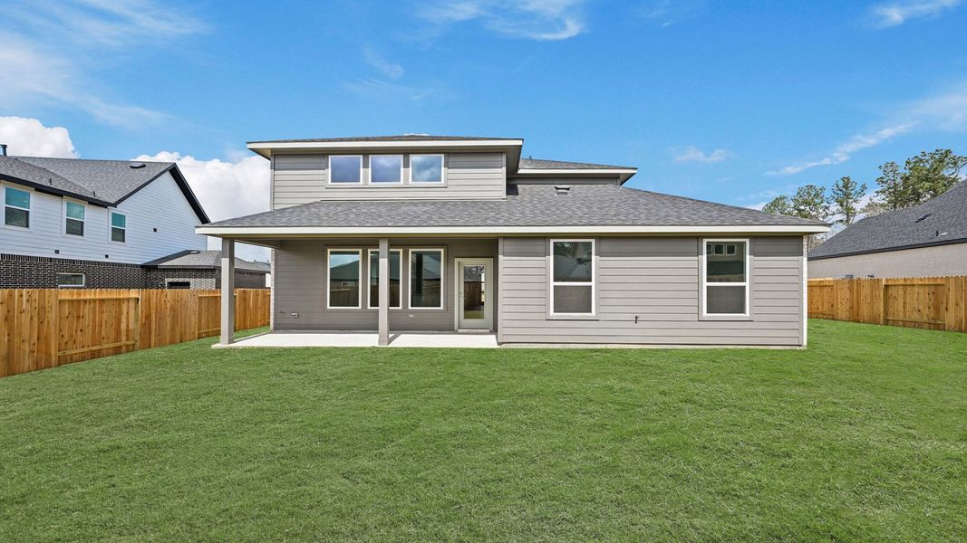 Exterior details and patio area of a home in Silverthorne, Conroe (Image 4).