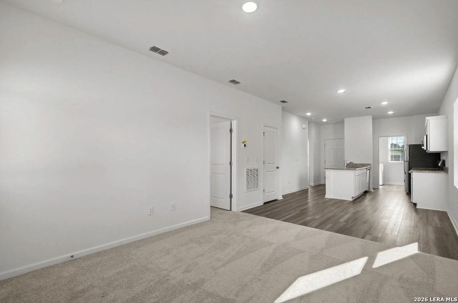 Spacious, unfurnished interior of a new home in Sutton Farms, San Antonio (Image 9).