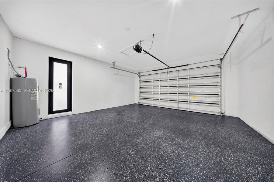 Spacious, unfurnished interior of a new home in , Punta Gorda (Image 19).