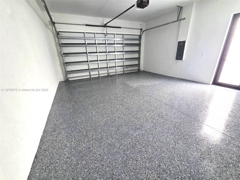 Spacious, unfurnished interior of a new home in , Cape Coral (Image 13).