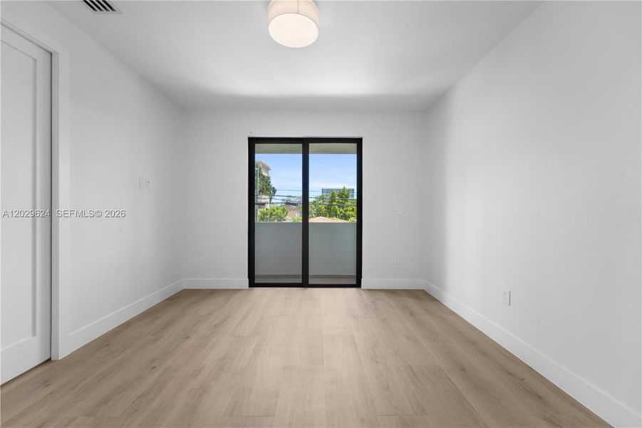 Spacious, unfurnished interior of a new home in , Miami (Image 38).