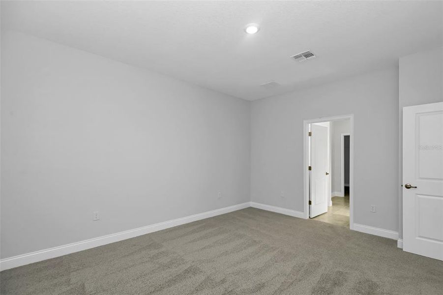 Spacious, unfurnished interior of a new home in , Citrus Springs (Image 34).