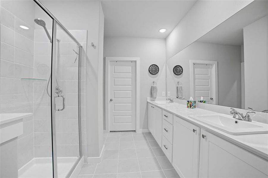 Furnished interior view inside a new home in Oak Creek, Forney (Image 9).