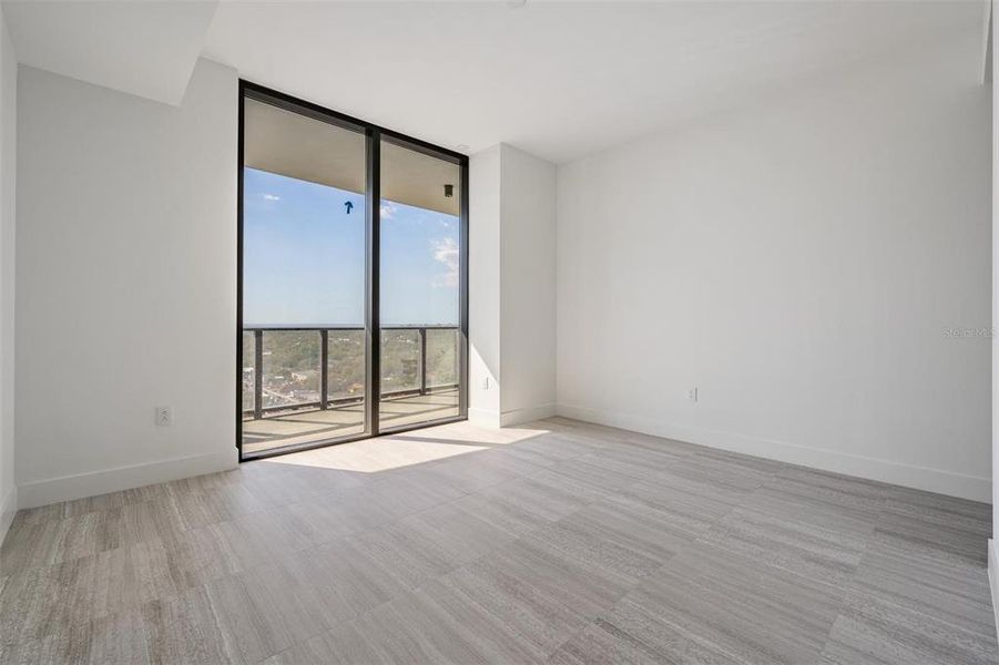 Spacious, unfurnished interior of a new home in The Ritz-Carlton Residences, Tampa (Image 24).