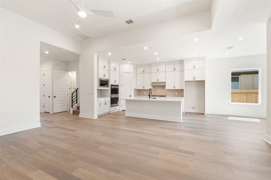 Spacious, unfurnished interior of a new home in Persimmon, Buda (Image 19).