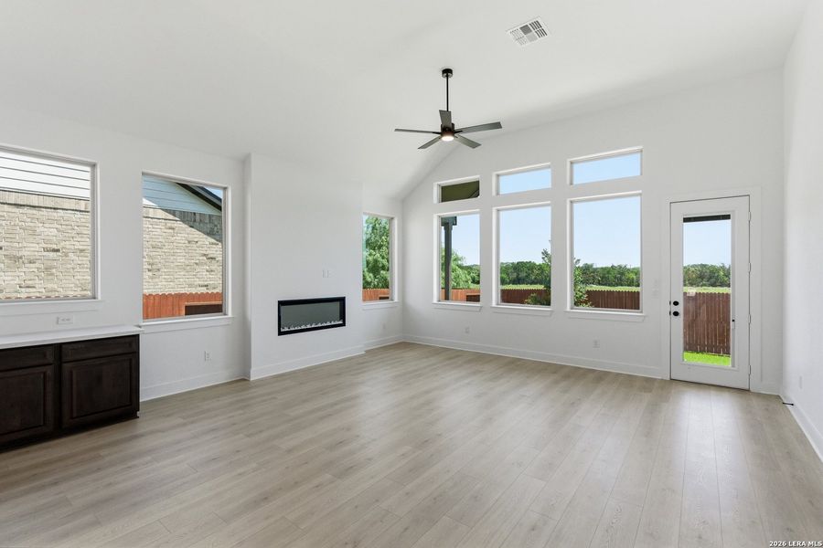 Spacious, unfurnished interior of a new home in Stillwater Ranch, San Antonio (Image 9).