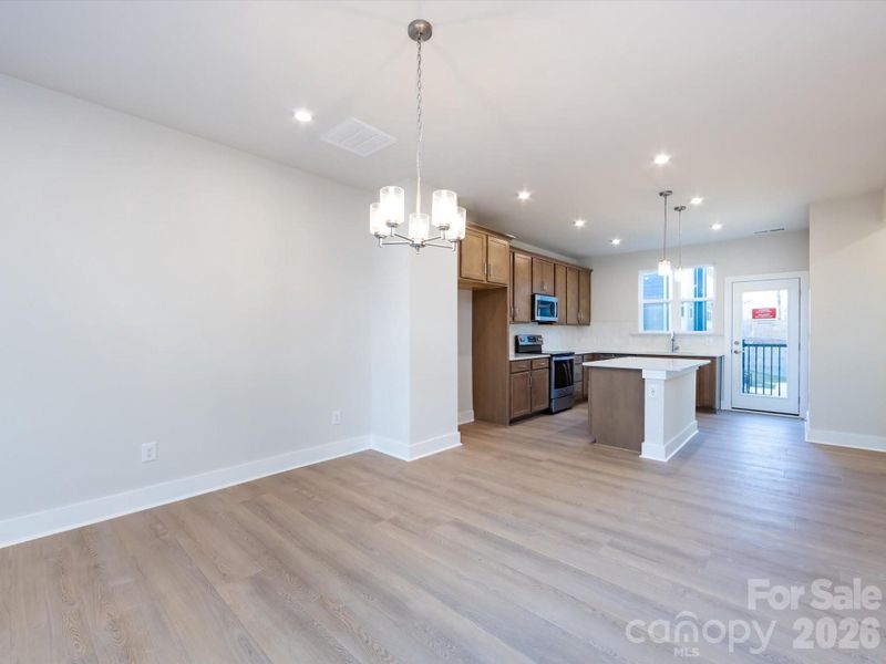 Dining Space Bridging Kitchen and Great Room Dining Space Bridging Kitchen and Great Room