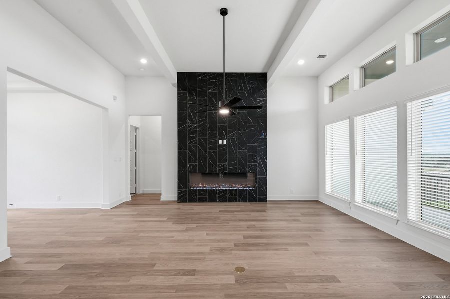 Spacious, unfurnished interior of a new home in Prominence Urban, San Antonio (Image 21).