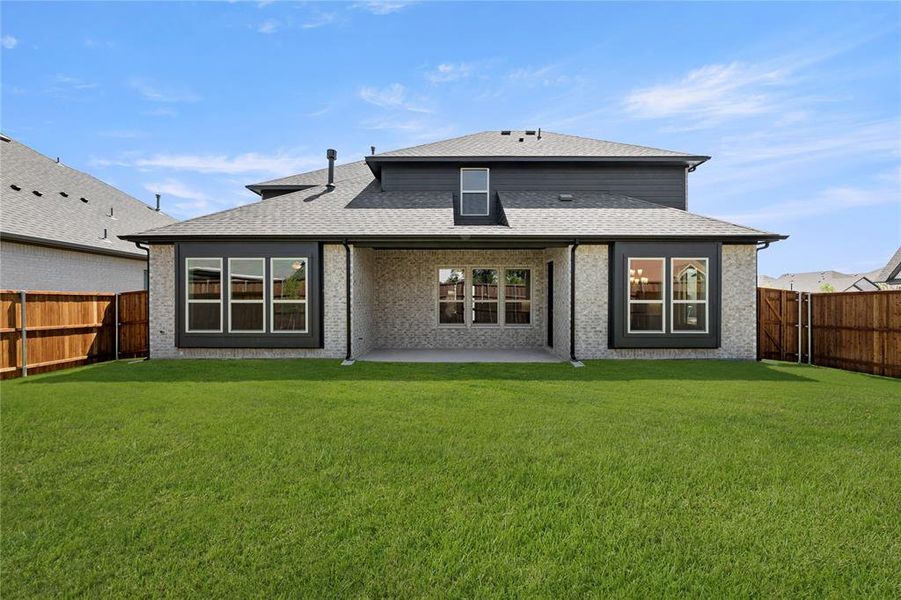 Exterior details and patio area of a home in Lake Shore Village, Rowlett (Image 4).
