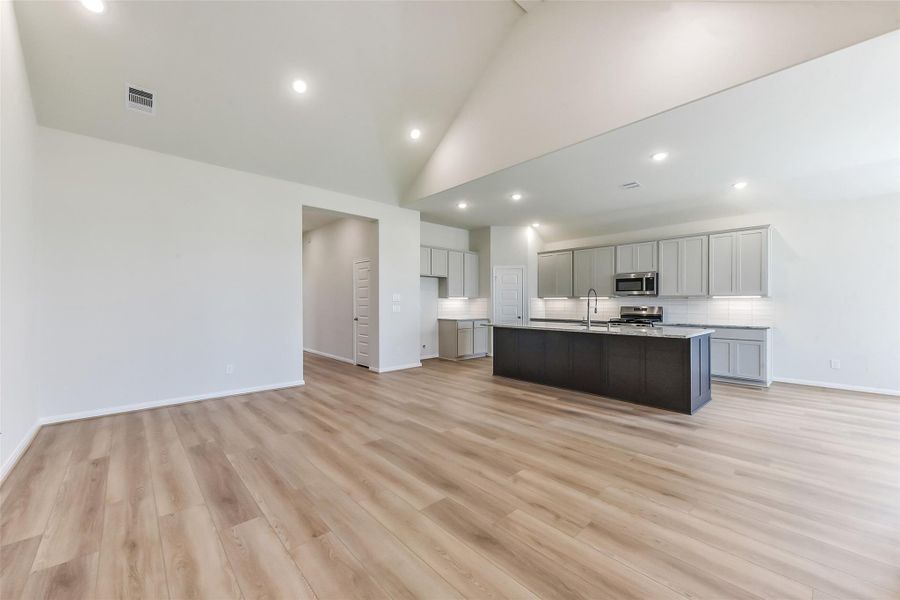 Spacious, unfurnished interior of a new home in River Ranch Meadows, Dayton (Image 22).