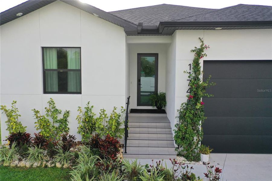 Exterior details and patio area of a home in , Port Charlotte (Image 3).