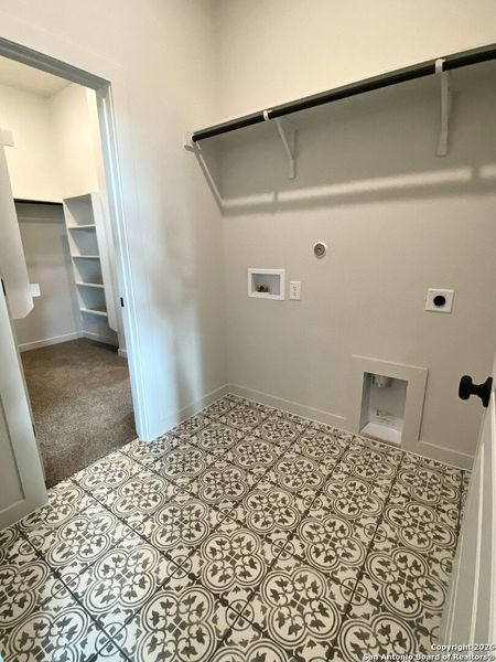 Spacious, unfurnished interior of a new home in Stream Waters, Seguin (Image 20).