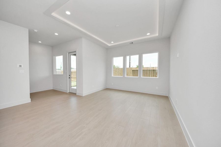 Spacious, unfurnished interior of a new home in Alicante, Houston (Image 34).