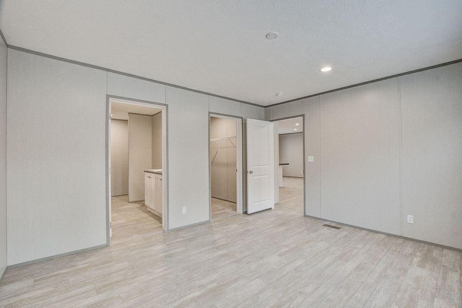 Spacious, unfurnished interior of a new home in , Walterboro (Image 14).