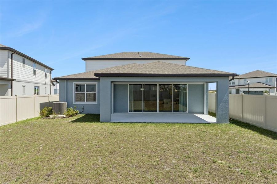 Exterior details and patio area of a home in , Lake Alfred (Image 4).