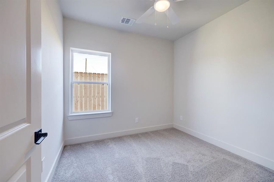 One of two secondary bedrooms.Some of the energy savings featuresof the home include double panelow-e windows, radiant barrier roofdecking, R-38 attic blown insulationand programmable HoneywellThermostat.