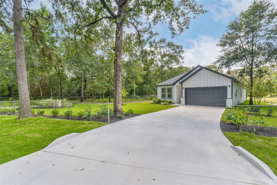 Front exterior of a new home in , Conroe, TX, highlighting curb appeal (Image 20).