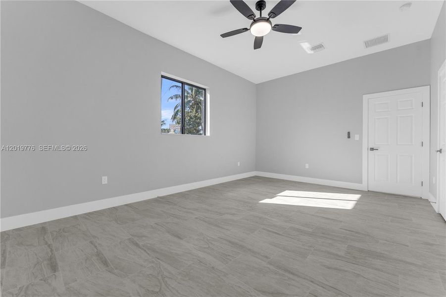 Spacious, unfurnished interior of a new home in , Fort Lauderdale (Image 34).