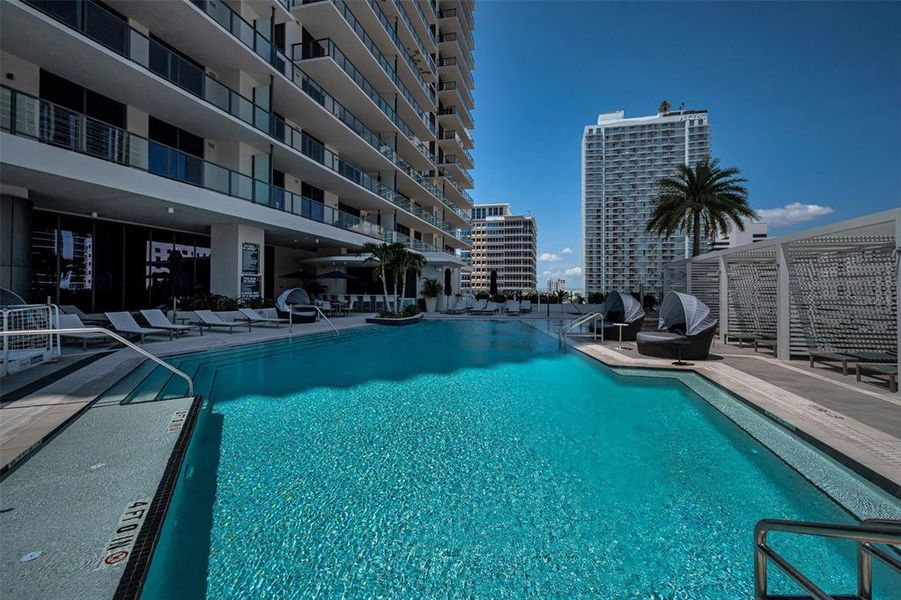 Condo located in St. Petersburg, FL showcasing its design and architecture (Image 4).