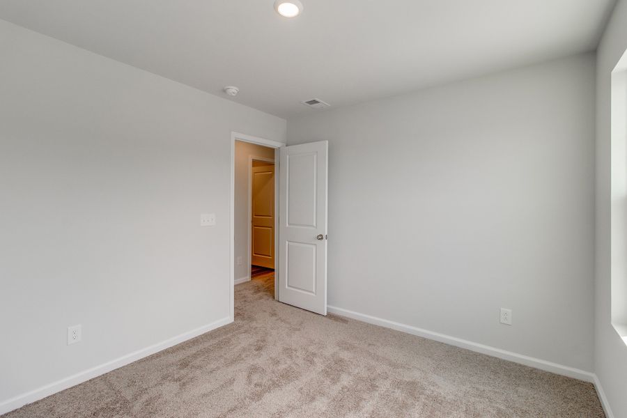 Spacious, unfurnished interior of a new home in Bluefield, Lexington (Image 32).
