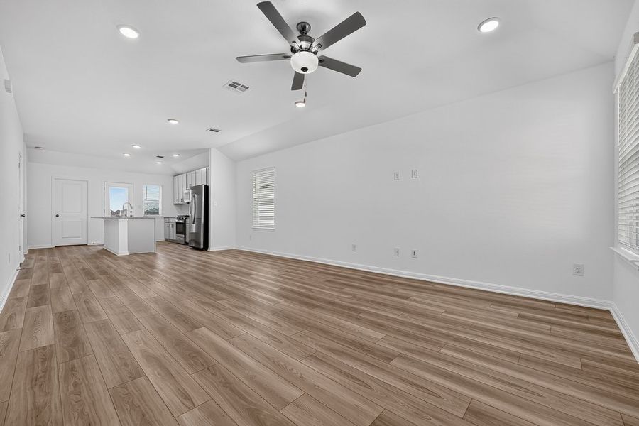 Spacious, unfurnished interior of a new home in Emory Crossing, Hutto (Image 16).